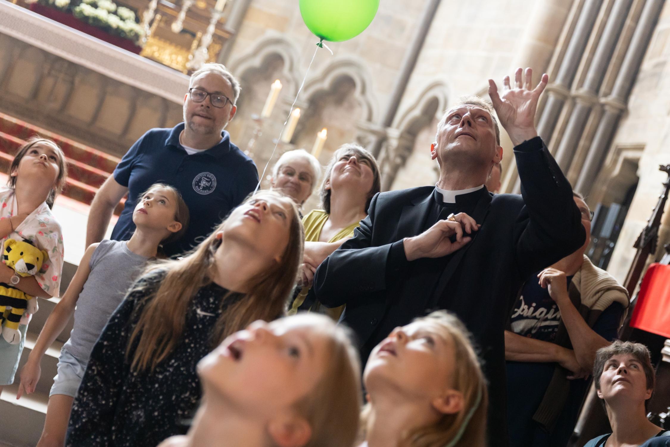 Kinderdomführung mit Erzbischof Herwig Gössl am Heinrichsfest 2025