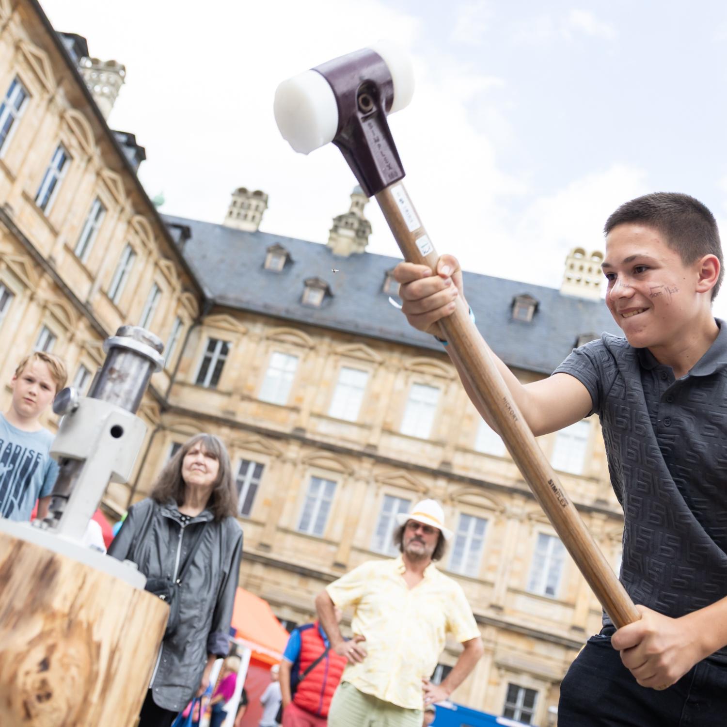 Die eigene Christophorus-Medaille prägen am Stand der Betriebsseelsorge / Arbeitnehmerpastoral