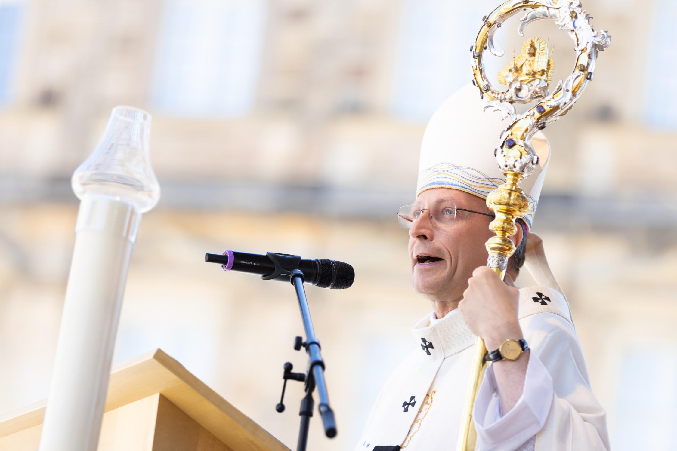 Erzbischof Herwig Gössl hat zum Heinrichsfest dazu aufgerufen, der zunehmenden Unruhe und Hektik der heutigen Zeit mit innerer Ruhe und Verwurzelung im Glauben zu begegnen.