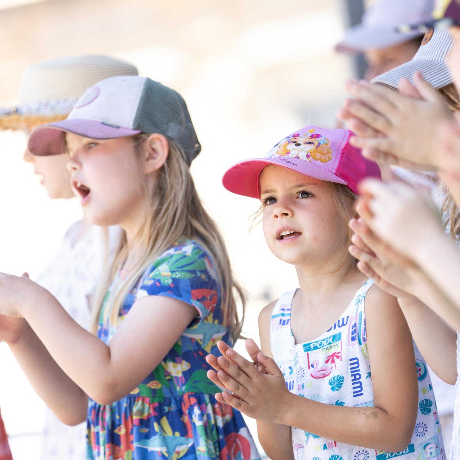 Nahaufnahme einiger Kinder beim Singen